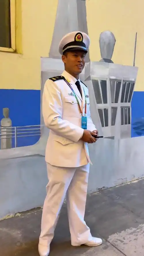 北海舰队二级军士长,高大威猛,英俊帅气