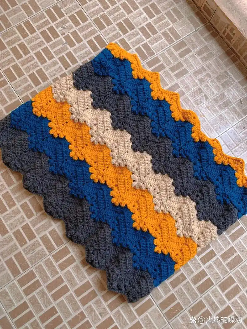 25 钩织地垫(附图解) 消灭零线,是之前勾毯子剩下的线,钩了个地垫,放