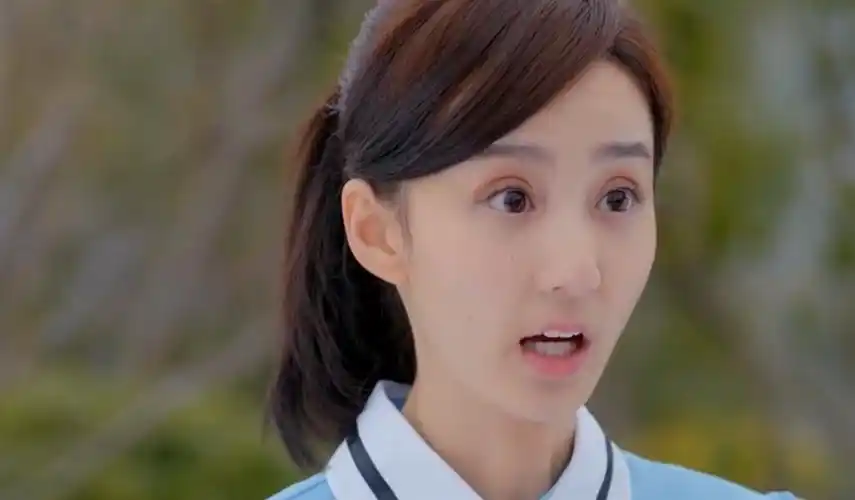 大约是爱彦希为救许晓诺受伤周是十分自责竟把自己给了卫卿