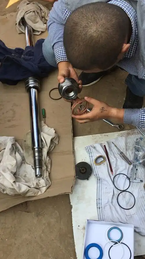 教学员怎么换油缸油封