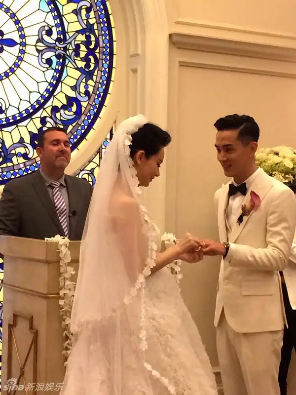 戚薇李承铉美国赌城大婚 宣誓甜蜜拥吻_高清图集_新浪网