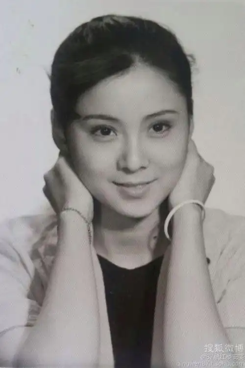 1987年在电视剧《红楼梦》中饰演晴雯.