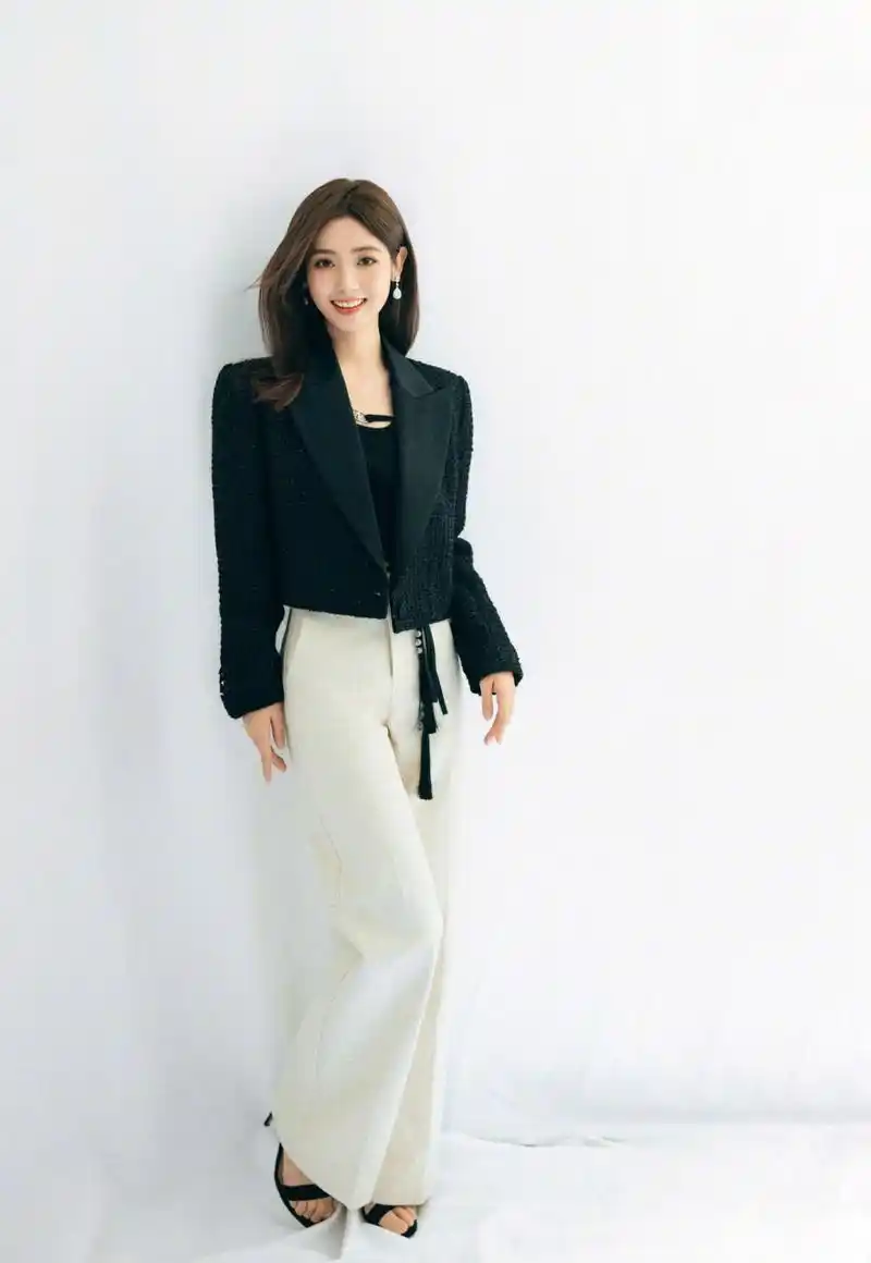 邢菲虽身高不高,但时尚精致且大方自信!