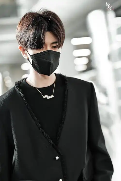 任嘉伦|#巴黎时装周#刚刚结束#米兰时装周#工作行程的任嘉伦抵达巴黎