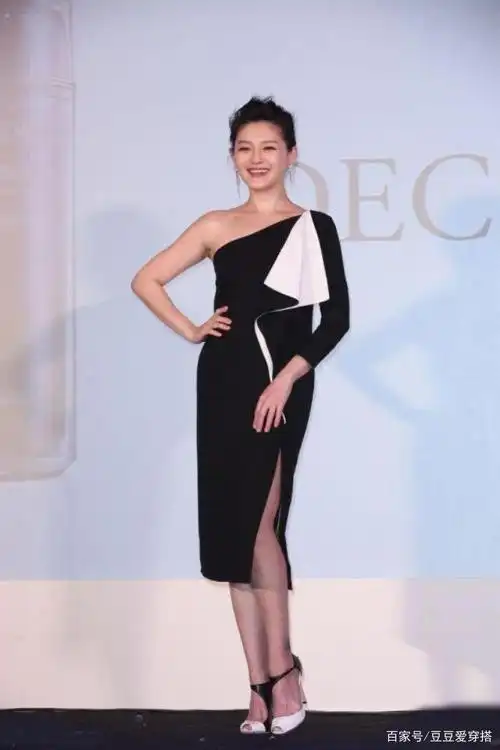 大s彻底放飞自我!穿露肩裙难掩身材发福,腰肥腿粗看着有130斤