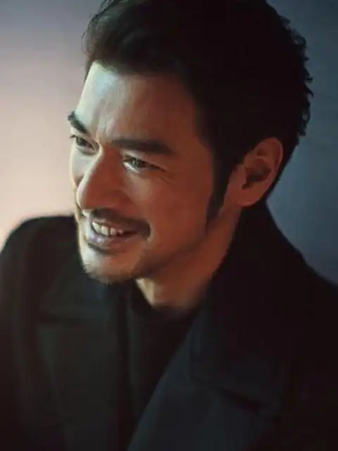 金城武48岁帅气不减,过普通人生活,蓄满胡子拍摄杂志惊呆粉丝