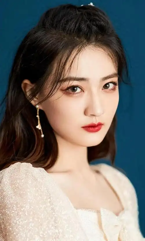 从20年前到20年后的今年,似乎人们一提到"美女"的标准就是瓜子脸,大