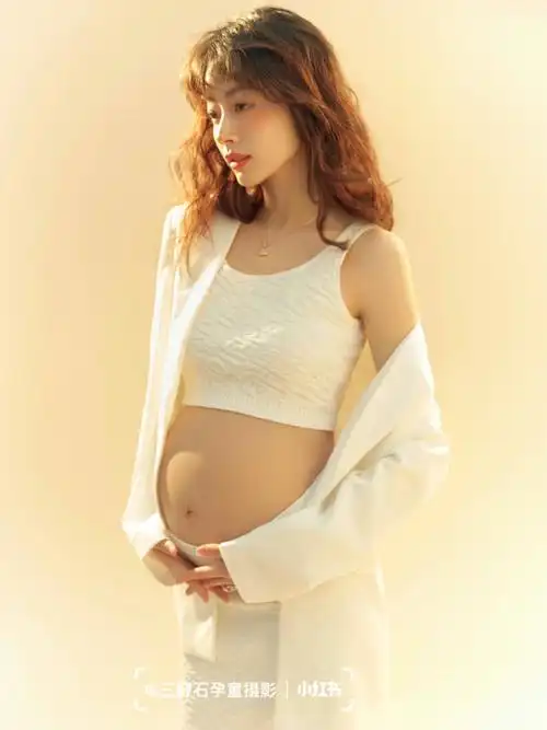 暖光下的温柔孕妇照02简约写真孕妇照