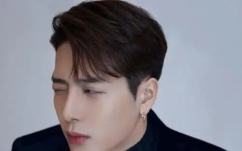 回车桌面>电脑壁纸>明星>港台明星>时尚潮流男孩王嘉尔帅气黑色西装