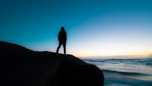 一个人孤单看海背影