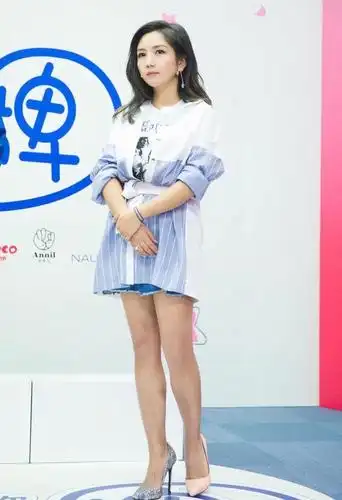 何洁现机场,裤子失踪惹争议,网友:为博眼球真是豁出去了!