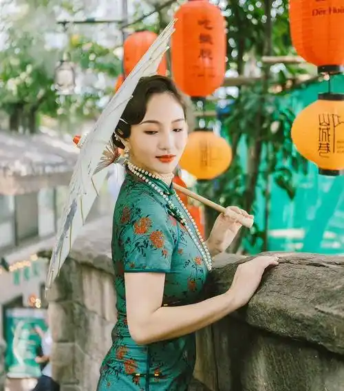 妻子晒旗袍美照,身材凹凸有致有韵味,美貌不输明星_女子_李汶桐_漂亮