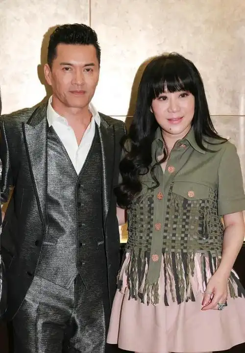 吕良伟妻子梳齐刘海有点违和但穿小香风挺美短裙秀出好身材