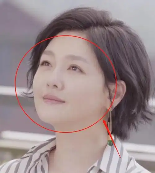 大s现身街头被拍穿宽松黑裙超显瘦44岁皮肤状态却很真实