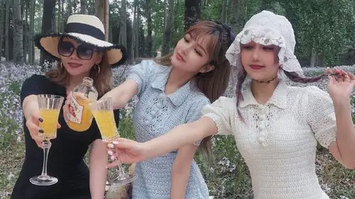 周扬青携闺蜜户外野炊,身着针织蓝裙如同公主,好美好漂亮好有味道