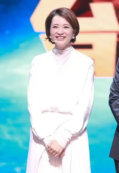 电视美女董卿近照,四段恋情后嫁豪门当后妈,如今47岁气质依然在_继母