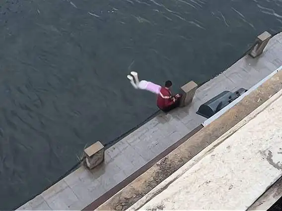 害人害己14岁女孩跳河致2人溺亡法院家属赔偿10万