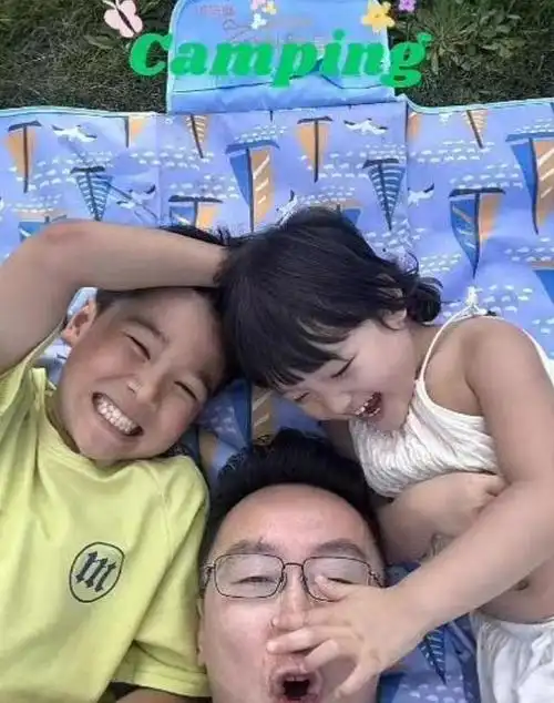 53岁陆川晒儿女正脸照,9岁儿子与3岁女儿酷似妈妈胡蝶,像龙凤胎