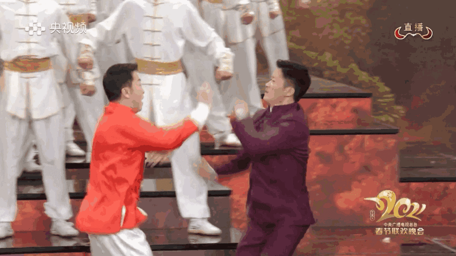 甄子丹比吴京大11岁,2人都是功夫巨星,他们合作的《天地英雄》,吸引了