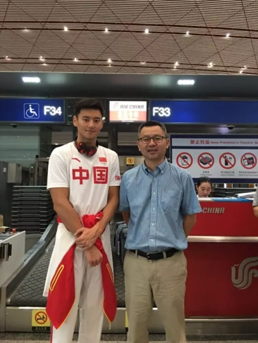 中航服机场服务部经理田锋与著名运动员宁泽涛合影21日凌晨0:15分,在