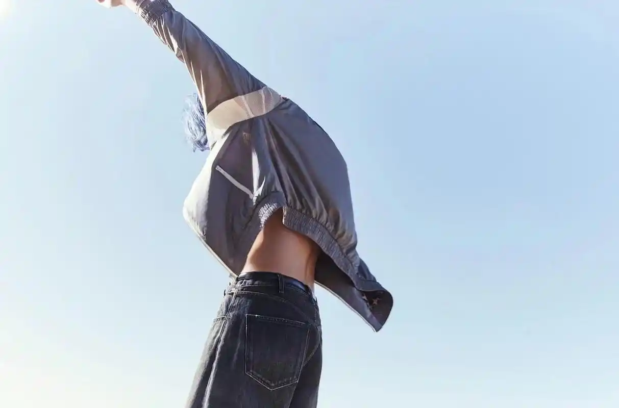 只一个背影照就获赞将近1900万,金泰亨不愧是韩国音乐圈的顶流男星!