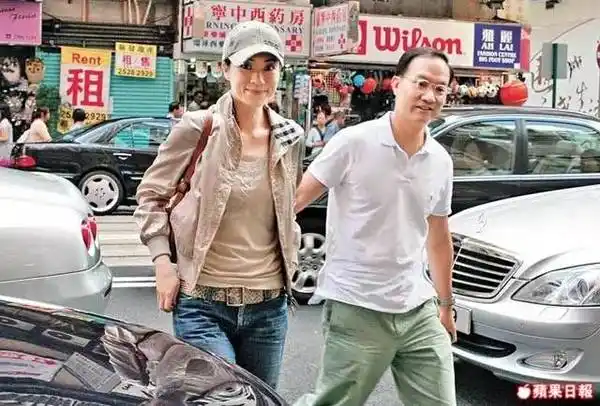 张可颐08年因主持节目认识坐拥10亿元的金融才俊曾安邦,不久堕入爱河.