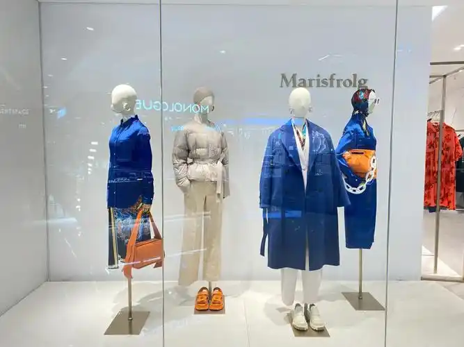 蓝色系橱窗单杆陈列