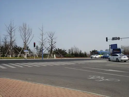 这个丁字路口的路标还是我再三努力下,标注清楚了南与北. 银海路