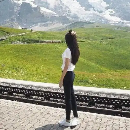 女头 背影 全身 单人