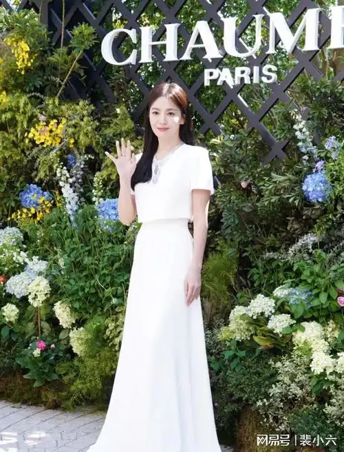 宋慧乔上身选择的白色短款短袖t恤搭配白色半身长裙,就是一种经典和