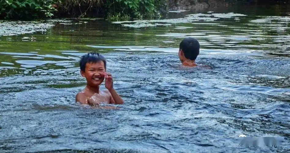 自然生长着各种各样的鱼儿,每到夏日,男人,小男孩都在耶溪河洗澡,游泳