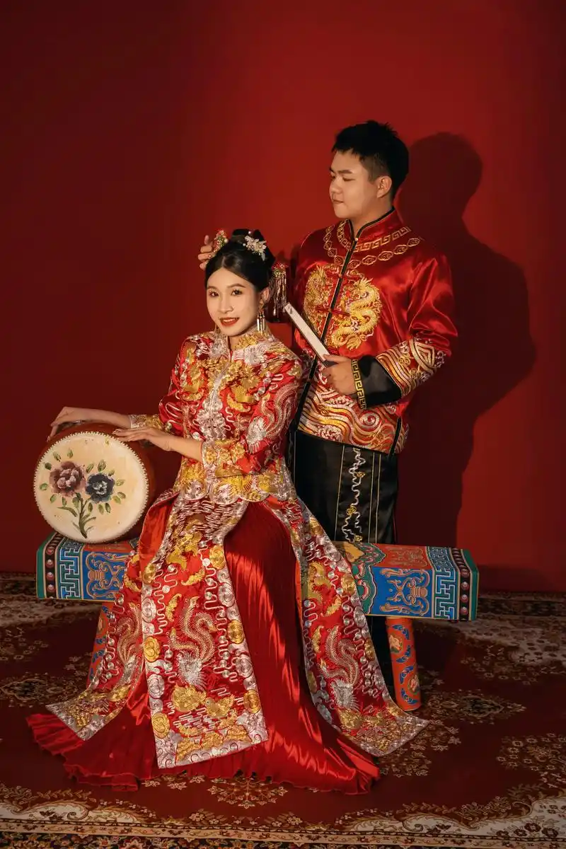 中式传统婚纱照|经典红色复古背景.