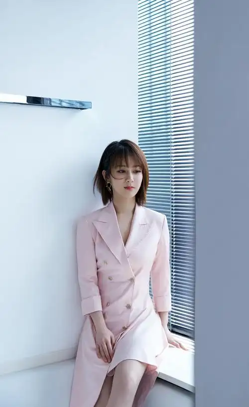 杨紫活动宣传美图,身穿一款时尚粉色风衣靓丽优雅