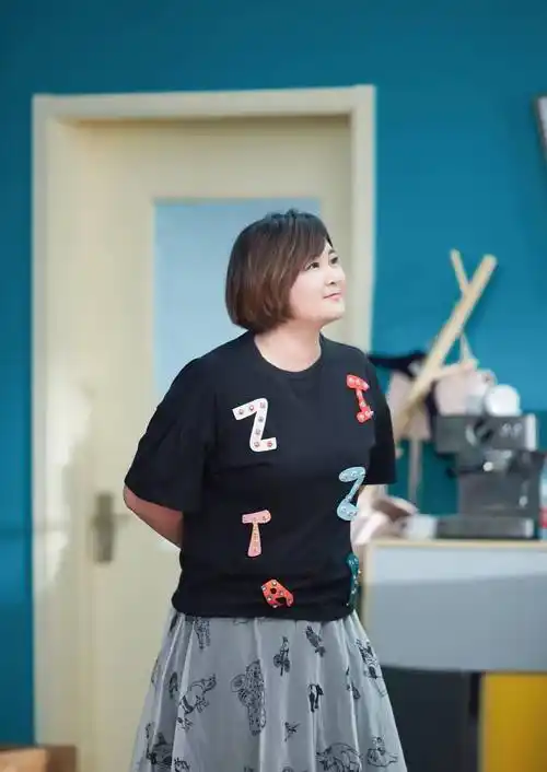 贾玲不仅有才更会穿,体重200斤仍穿出时尚感,自信大方又减龄_卫衣