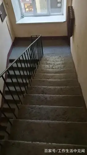 深入俄罗斯普通居民小区,七八十年前的建筑,楼梯都磨的发亮了!