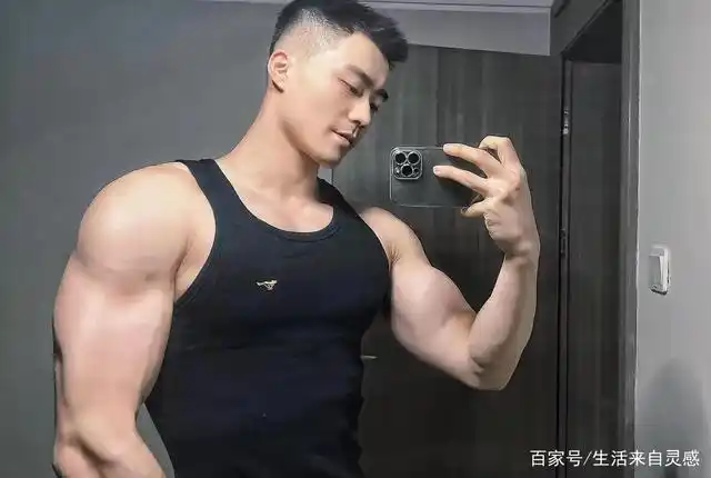 肌肉都充血了,这也太壮了吧想不到精壮的小哥居然还有些许的胸毛和腹