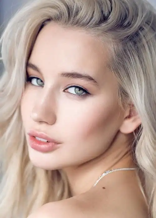 女人用眼神来吸引你的目光