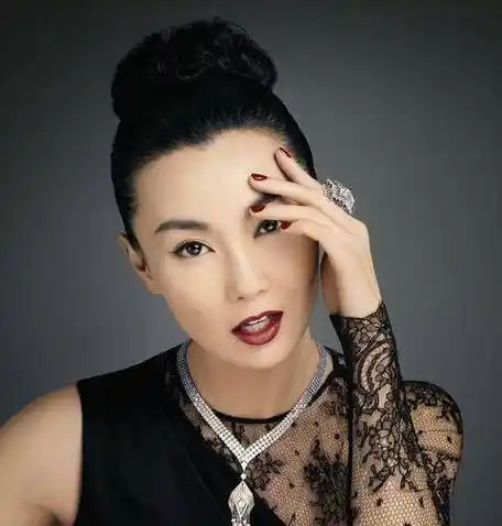 58岁的张曼玉近照身穿百元连衣裙,她很瘦,但精力充沛,粉丝建议她多