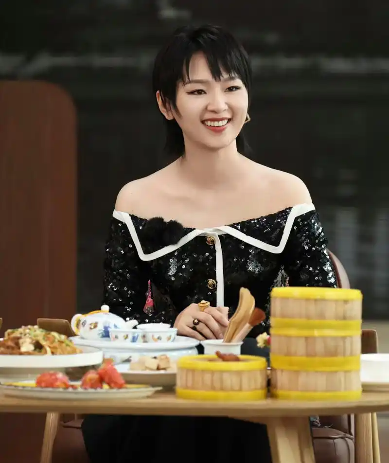 周笔畅现在越来越有女人味了