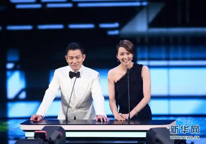 刘德华(左)和梁咏琪在颁奖仪式上.