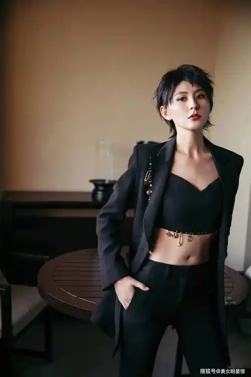 是真敢穿啊!!!37岁热依扎,性感热辣身材大好!!!_活动_风格_演艺