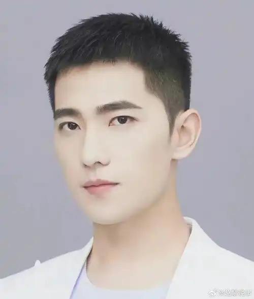 所以,杨洋能扛得住各种各样的发型.整张脸几乎是无可挑剔的存在.