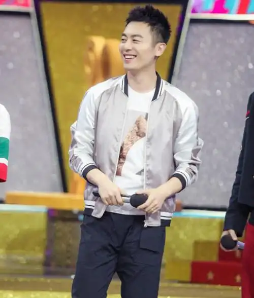 正是父亲那军人特有的一丝不苟和母亲的温柔博学,造就了朱亚文日后既