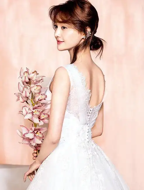 郑爽婚纱大片甜腻腻 手拿捧花惹人爱