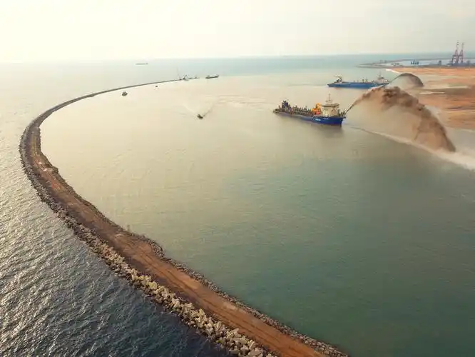 2018年4月16日,吹沙船在斯里兰卡科伦坡港口城项目上进行疏浚吹填作业