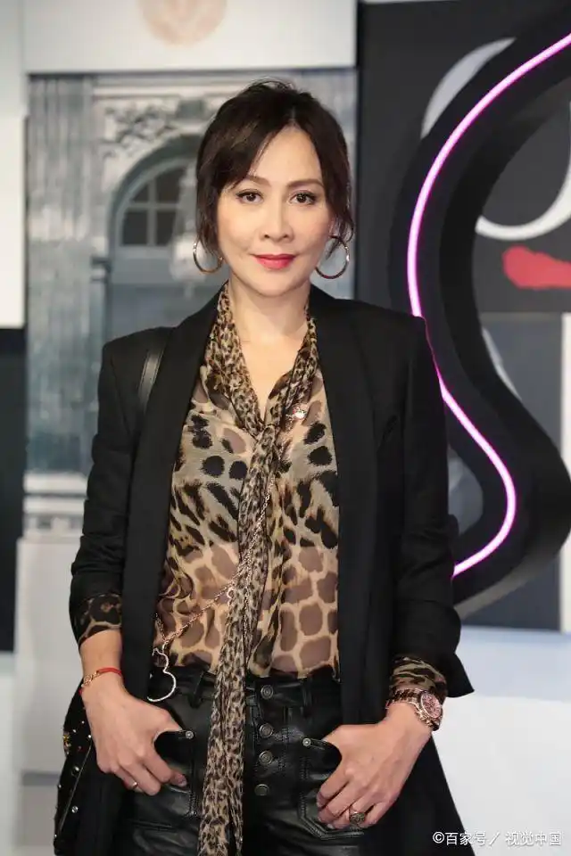 日前刘嘉玲在个人社交账号上首次公开晒出自家豪宅内景照片,是一栋