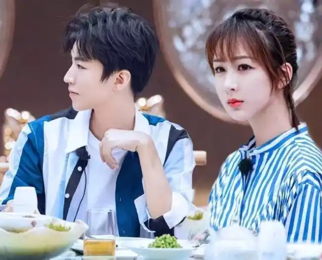 在《中餐厅》节目里,杨紫因为手受伤了不能洗碗,王俊凯非常贴心的包揽