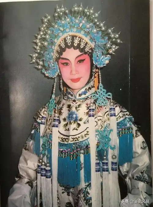 剧种发扬光大,成为闻名全国的大剧种,并与黄梅戏严凤英,豫剧常香玉