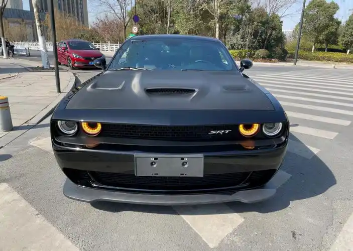 花185万买道奇挑战者,8缸地狱猫3秒破百,车主:不信空气动力学