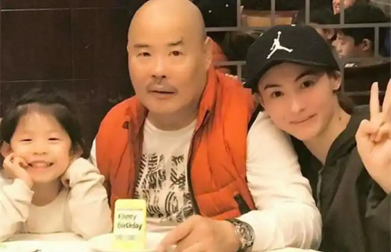 张柏芝晒混血妈妈近照,母女俩美颜相似,与亲弟张柏文游泳感情好插图10